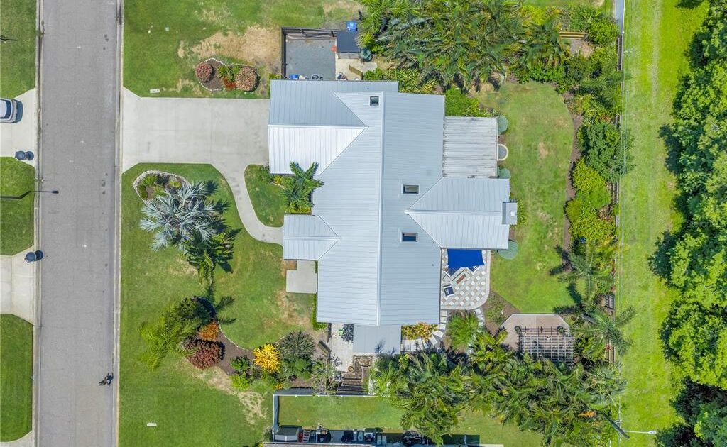 Tropical Tranquility Meets Modern Living in Broadwater
