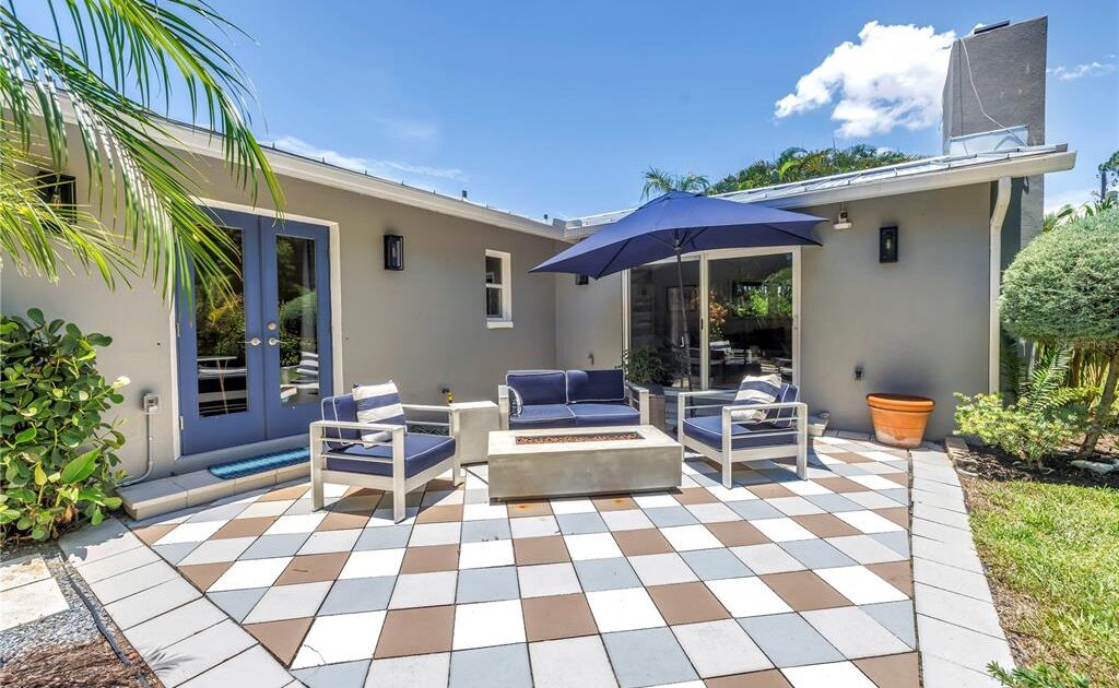 Tropical Tranquility Meets Modern Living in Broadwater